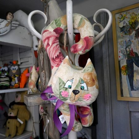 Koty dekoracyjne – urocze i praktyczne "klamkowce"