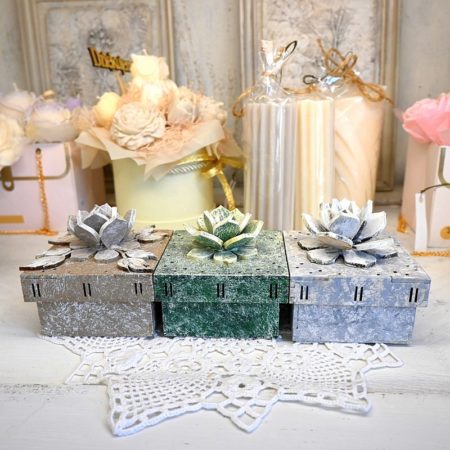 Drewniane pudełko ozdobne z kwiatem – rękodzieło