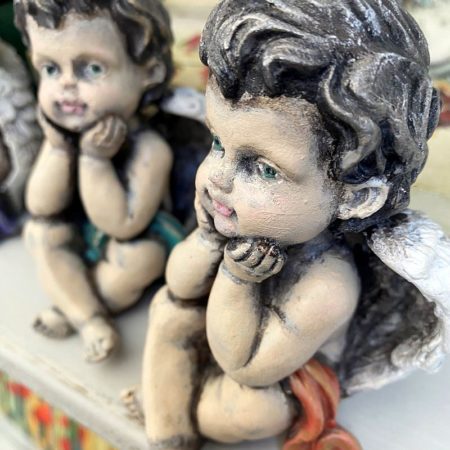 Gipsowy aniołek ręcznie malowany – dekoracja rustykalna handmade