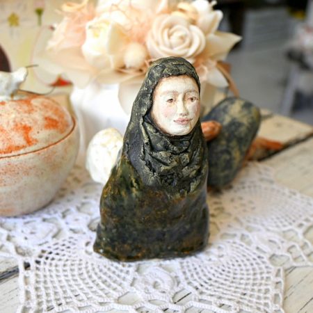 Anioł z ceramiki artystycznej – anioł w ciemnej szacie