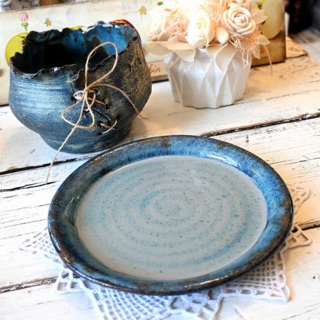 Talerz ceramiczny ręcznie robiony – błękit z ciemnym rantem
