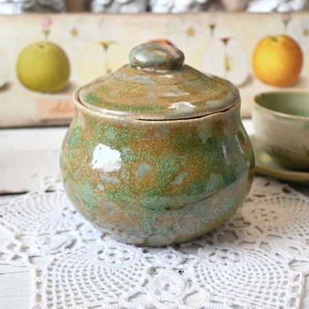 Naczynie ceramiczne z pokrywką – zielono-brązowe szkliwo