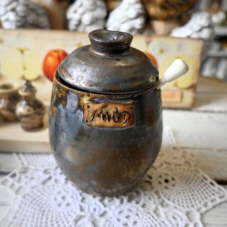 Ręcznie lepiony naczynie na miód