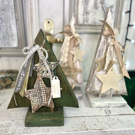 Drewniana Choinka Z Ozdobami Ceramicznymi