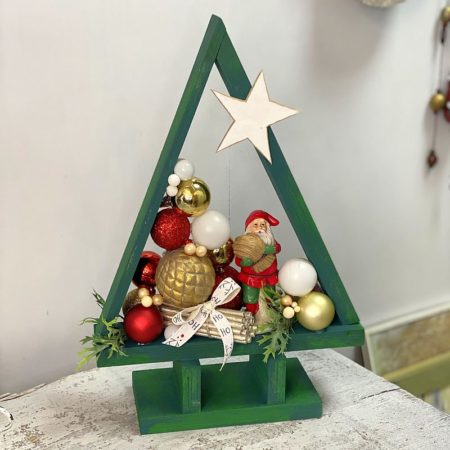 Drewniana Choinka Świąteczna z Mikołajem