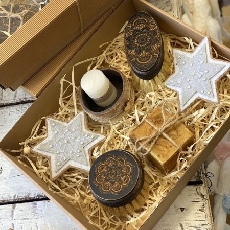 Zestaw prezentowy SPA – szczotka do masażu, mydło, świecznik i ozdoby