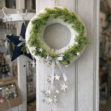 Wianek Świąteczny Na Drzwi Z Gwiazdkami